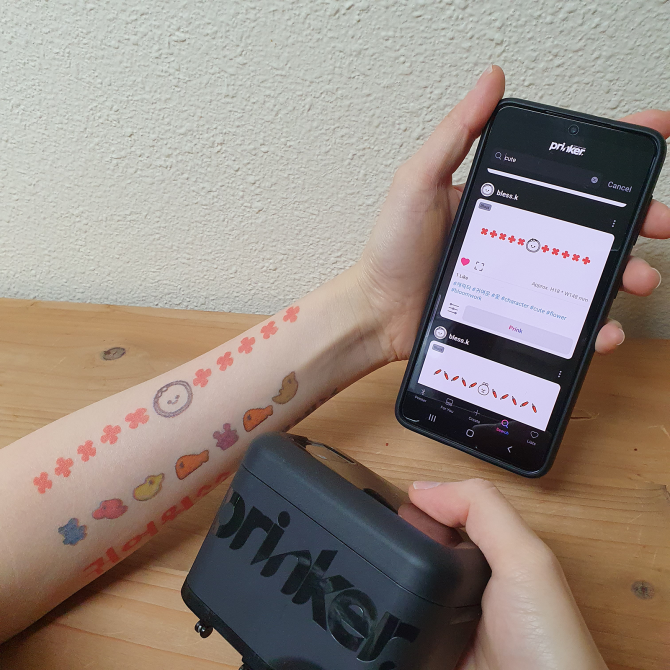 "Prinker S" īslaicīgās tetovēšanas ierīces komplekts ar kosmētisku melno un krāsu tinti