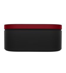 Izoderēta ar mīkstu audumu. Aizsargā un akurāti glabā jūsu Dyson Airwrap™ daudzfunkcionālo matu ieveidošanas ierīci un žāvētāju, kā arī uzgaļus.