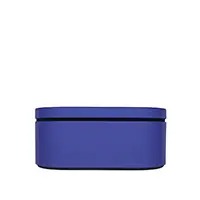 Izoderēta ar mīkstu audumu. Aizsargā un akurāti glabā jūsu Dyson Airwrap™ daudzfunkcionālo matu ieveidošanas ierīci un žāvētāju, kā arī uzgaļus.

