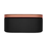 Izoderēta ar mīkstu audumu. Aizsargā un akurāti glabā jūsu Dyson Airwrap™ daudzfunkcionālo matu ieveidošanas ierīci un žāvētāju, kā arī uzgaļus.